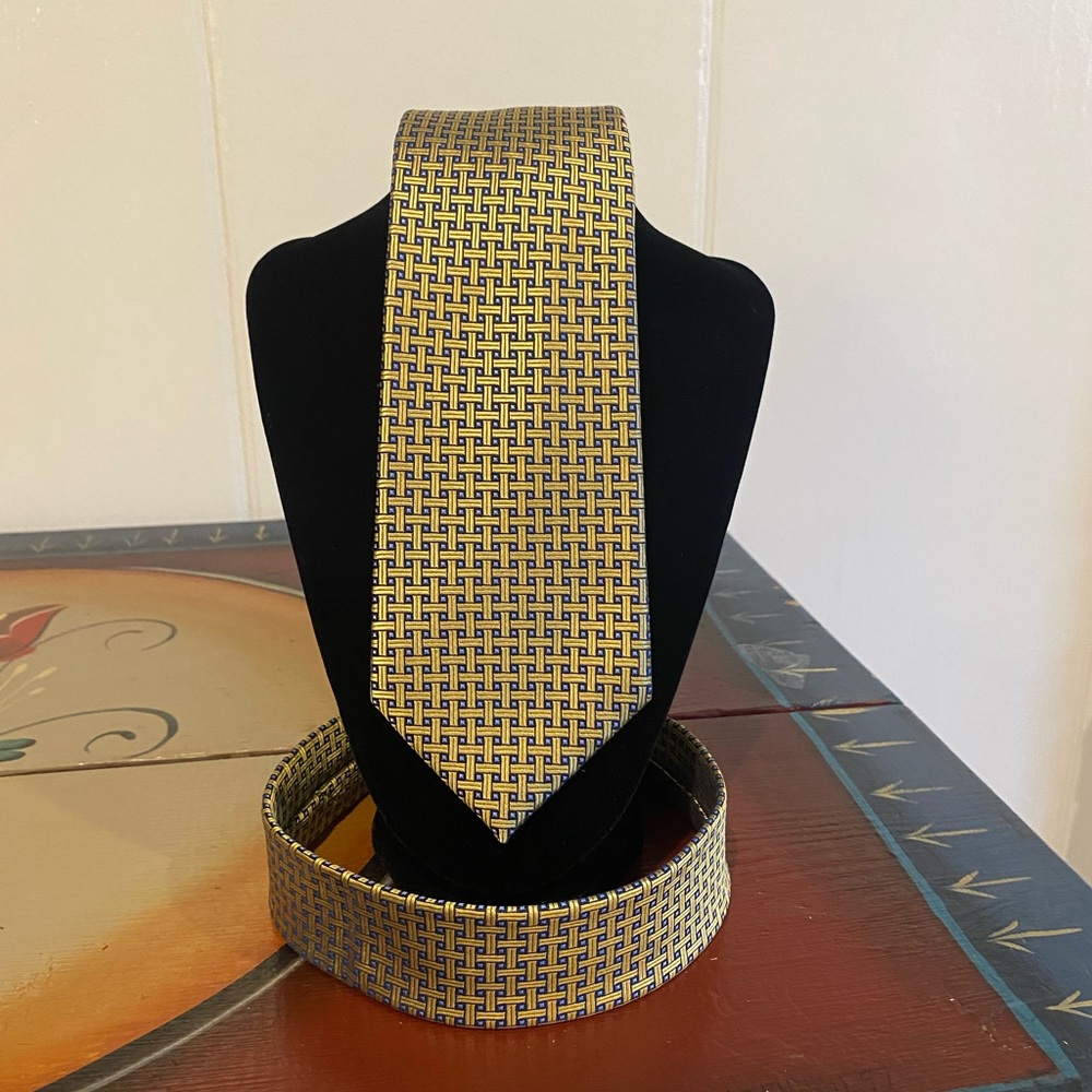 Tie men's JoS A Bank Traveler 100% Silk Gold And Blue Basket Weave Pattern EUC